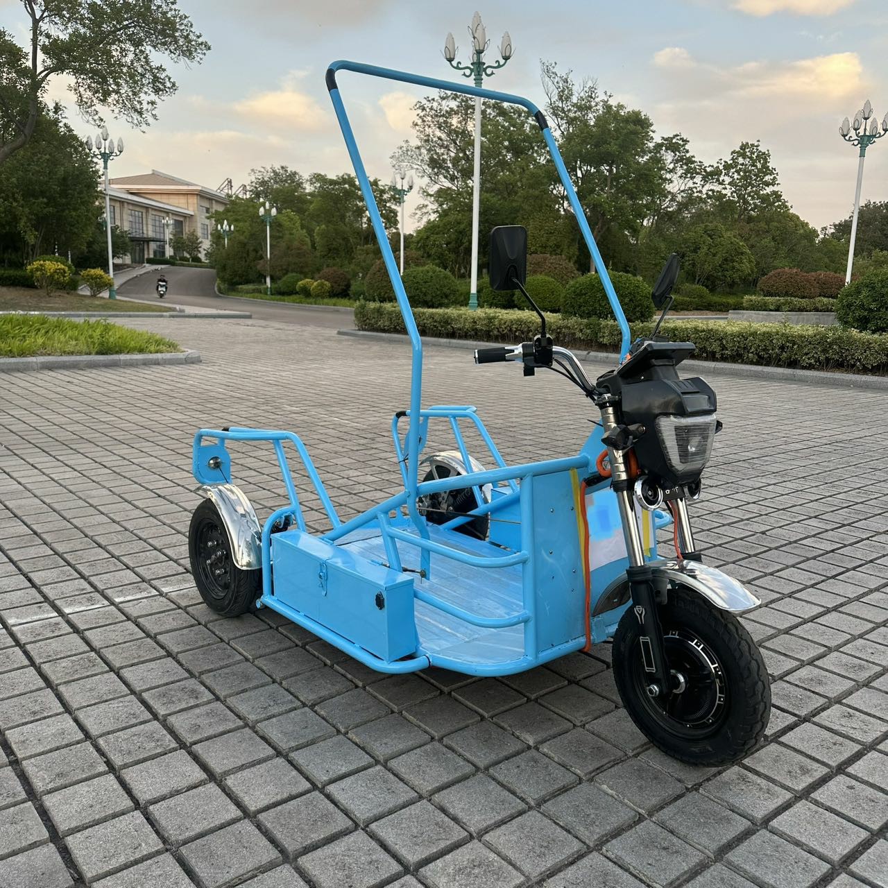 蓝色三轮车